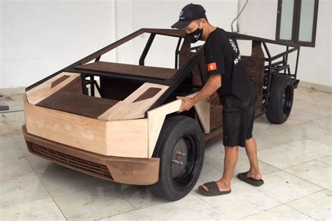 Kreatif Pria Ini Bikin Tesla Cybertruck Dari Kayu