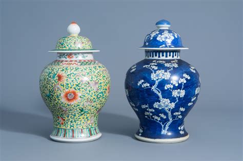 Un Pot Couvert En Porcelaine De Chine Bleu Et Blanc D Cor De Fleurs