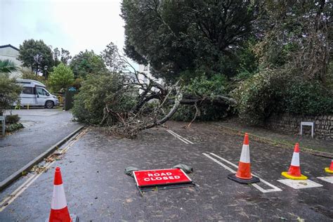 Tempesta Ciaran Si Abbatte Su Francia E Spagna 3 Morti Attesa In