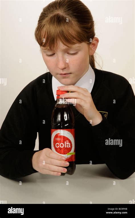 Niño Abriendo Una Botella De Plástico Que Contiene Una Bebida Cola Fotografía De Stock Alamy