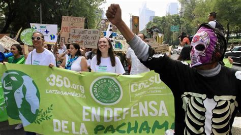 Ambientalistas marchan en la CDMX contra cambio climático