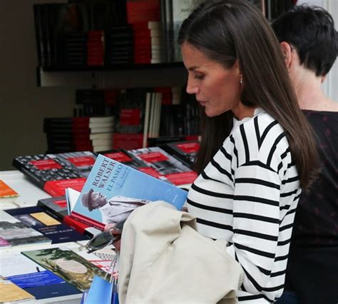 La Reina Letizia Visita La Feria Del Libro De Madrid Los Cinco Libros