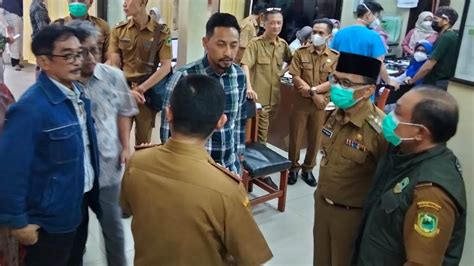 Pj Bupati Kuningan Menjenguk H Acep Purnama Di Rsud Kuningan