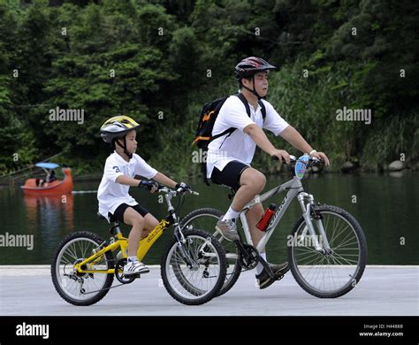 Cyclist Father Son Lakeside Taipeh Taiwan Stock Photo Alamy