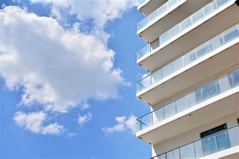 Fachada De Um Pr Dio De Apartamentos Moderno Imagem De Stock Imagem