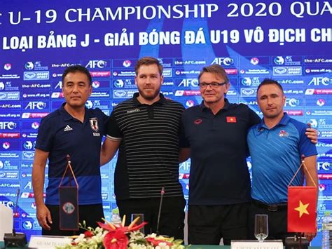 Nước cờ của HLV Troussier và Maloney cho giải U 19 châu Á Báo Pháp