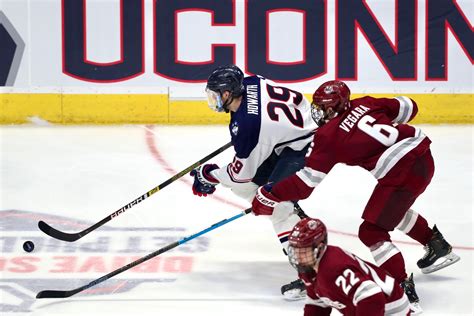 Uconn Scores Dramatic Win Vs Umass Inside Hockey