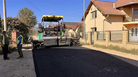 Foto Lucr Ri De Asfaltare Pe Dou Str Zi Din Alba Iulia Circula Ia Va