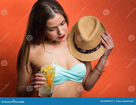 Mujer En Bikini Con Una Bebida Fría Imagen de archivo Imagen de bandeau manera 66599379