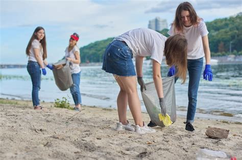 Grupo De Estudiantes Con Profesor En La Naturaleza Haciendo Limpieza De