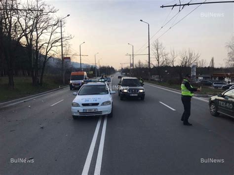 Извънредно Касапница във Враца Мотор се размаза в „Мерцедес“ двама мъже лежат на асфалта снимки