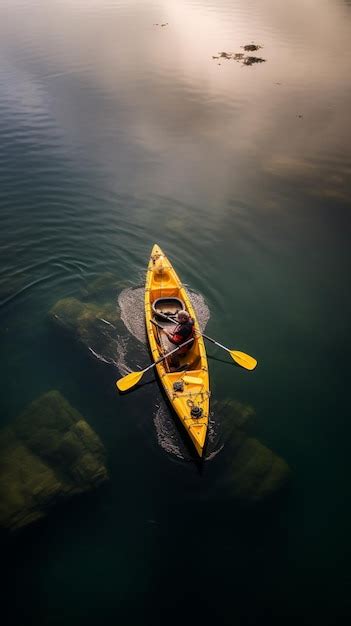 Hay Un Kayak Amarillo Flotando En El Agua Con Una Paleta Generativa Ai