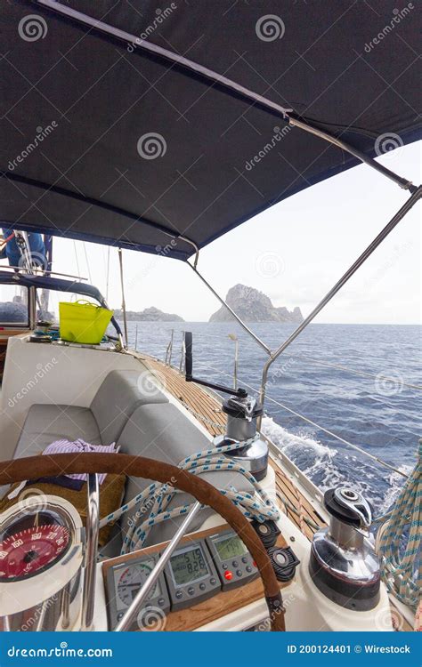 Captura Vertical De Un Bote En La Isla Es Vedra Imagen De Archivo