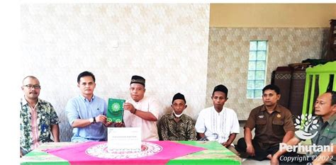 Perhutani Perhutani Serahkan Bantuan Alquran Kepada Masjid Mushola