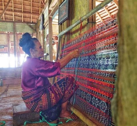 lepo lorun tenun ikat tradisional  martabat perempuan sikka