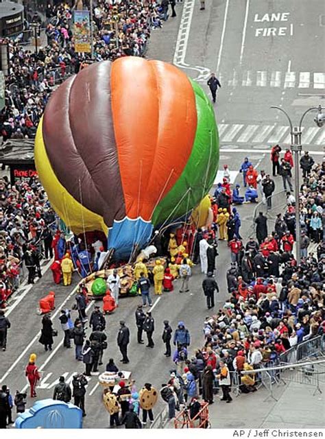 Balloon mishap mars Macy's parade / Giant contraption crashes into ...