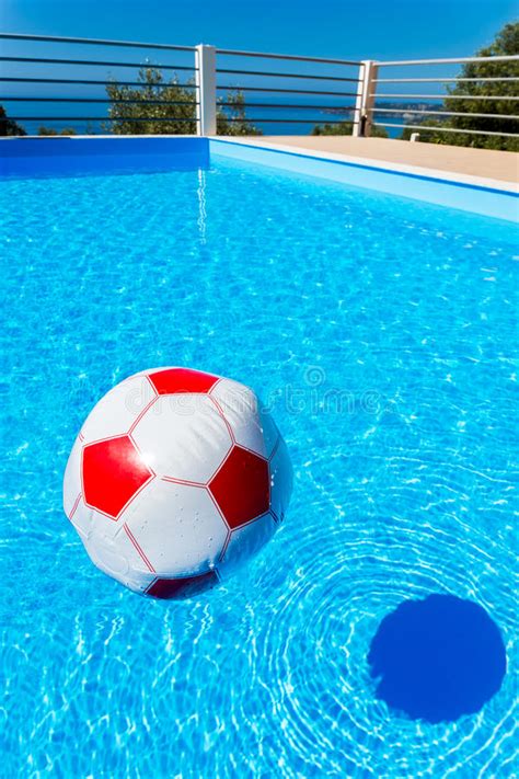 Bola De Praia Vermelho Branca Que Flutua Na Piscina Foto De Stock