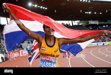 Netherlands Sifan Hassan Celebrates With Her Countrys Flag After