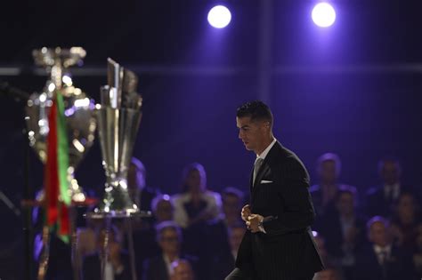 De retour en sélection Ronaldo réagit à nouveau après son trophée de