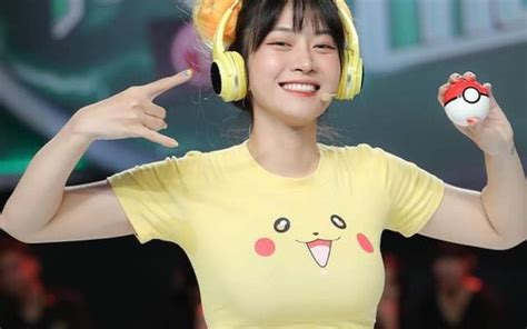 Hot girl Tiktok Lê Bống diện đồ nhạy cảm lên sóng truyền hình bị chỉ trích lại thanh minh