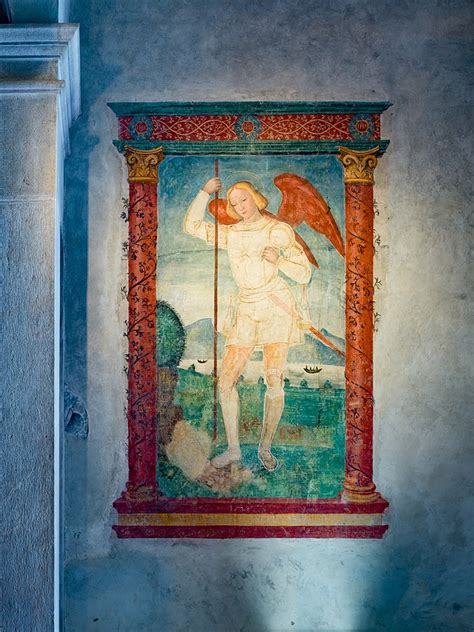 Fresco de San Miguel Arcángel en la iglesia de San Salvatore San