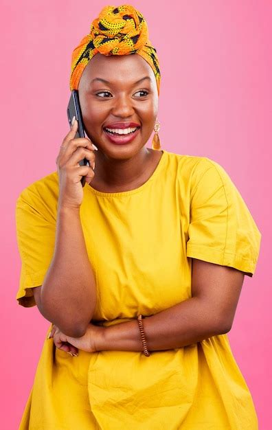 Telefonema de mulher negra e comunicação em estúdio feliz sorriso e