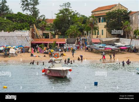 Plage et maison coloniale sur l île de Goree site classé au patrimoine