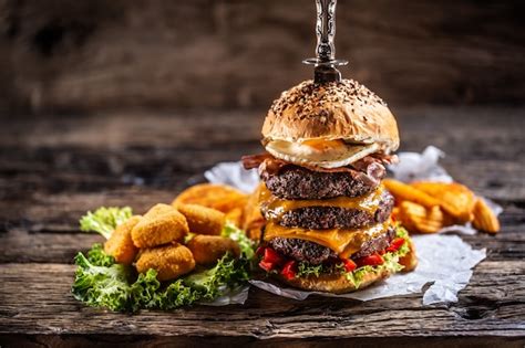 Hambúrguer Triplo De Carne Com Ovo E Nuggets De Queijo à Parte Em