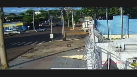 V Deo Mostra Momento Em Que Carro Capota Ap S Batida Em Campo Grande