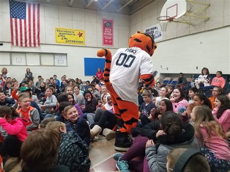 Detroit Tigers mascot, Paws, visits @HillcrestElem to promote reading ...