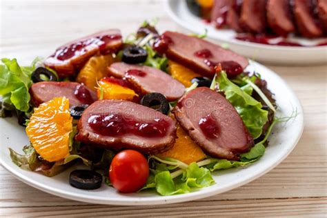 Ensalada Asada A La Parrilla De La Pechuga De Pato Foto De Archivo