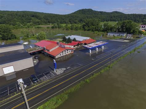 Dock with boats attached floats away on flooding Connecticut River: video
