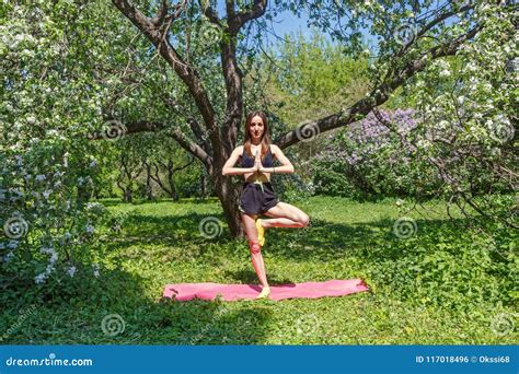 Mujer Joven Que Hace Ejercicios De La Yoga Foto De Archivo Imagen De