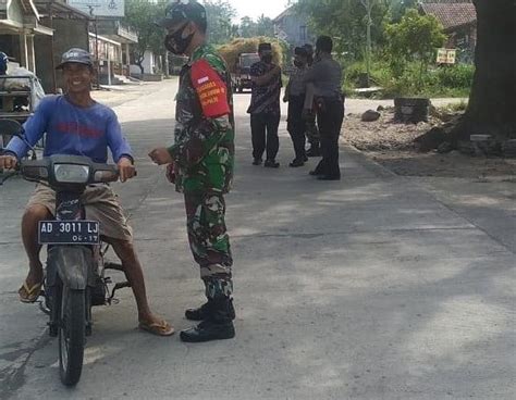 Tegakkan Protokol Kesehatan Muspika Manisrenggo Lakukan Operasi Masker