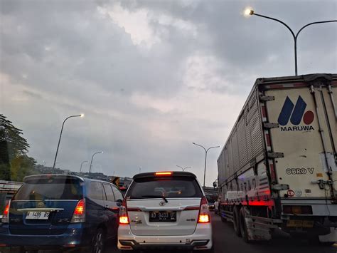 Cerita Pemudik Lawan Arus Akibat Penerapan One Way Jalan Tol Semarang