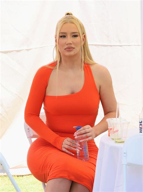 Iggy Azalea Fans Shocked By Her Smoking In Racy Bathroom Video