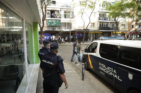 Son Gotleu La Policía Nacional sitia el barrio de Palma por riesgo a