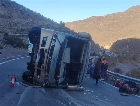 Dos Personas Fallecidas Y Heridos Deja Volcamiento De Bus En El