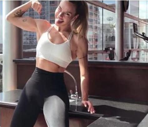 Ora Una Famosa Modella Di Instagram Scrittrice Di Fitness Su