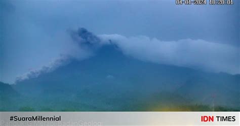 Gunung Merapi Muntahkan Awan Panas Guguran Hingga 1 8 Km