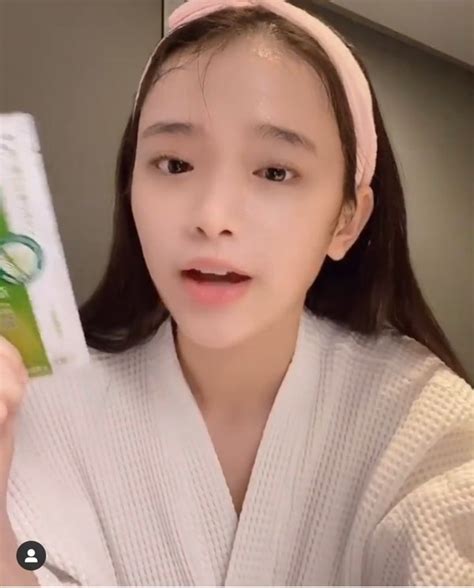 Hot girl Linh Ka khoe mặt mộc đôi mắt nhỏ xíu nhưng lại xinh hơn cả khi tô son phấn