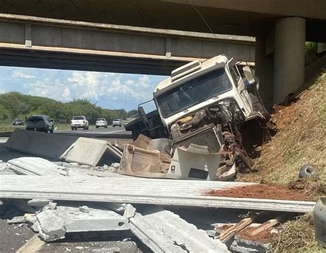 Carreta 20 Toneladas De Barras De Concreto Atravessa Canteiro De