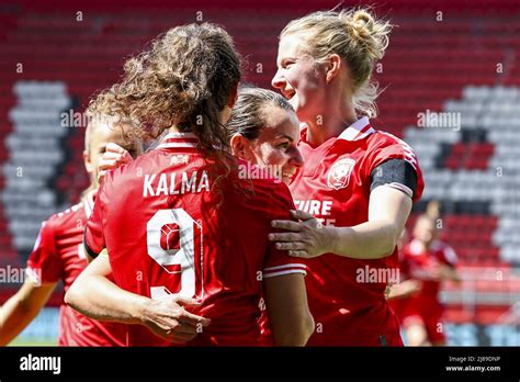 Enschede Renate Jansen Del Fc Twente Recibe Las Felicitaciones