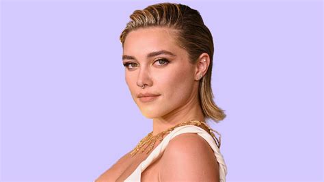 Lila Moss Tr Gt Ein Naked Dress Plus Stringtanga Und Erinnert Damit An Den Ikonischen S Look