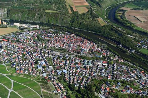 Walheim aus der Vogelperspektive: Stadtansicht am Ufer des ...