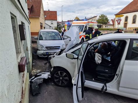 Schwerer Unfall In Hertmannsweiler Auto Kracht In Hauswand Ein