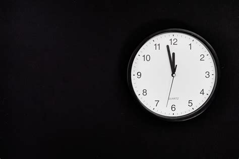 Red and White Alarm Clock Displaying 9:11 · Free Stock Photo