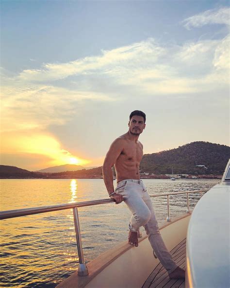 Carlos Rivera presume cuerpazo y enciende las redes sociales | Carlo