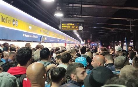 Serata Di Tensione In Stazione A Napoli Biglietti Per I Treni Esauriti