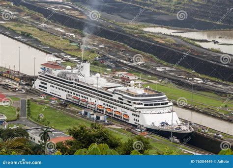 Barco De Cruceros En El Canal De Panamá Imagen de archivo editorial